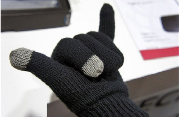 Гарнитура Qumo Talking Gloves (в виде перчаток (размер M, чёрные), беспроводная, Bluetooth 2.1, до 10м., 160mAh, в режиме ожидания/разговора - 10дней/12 часов)