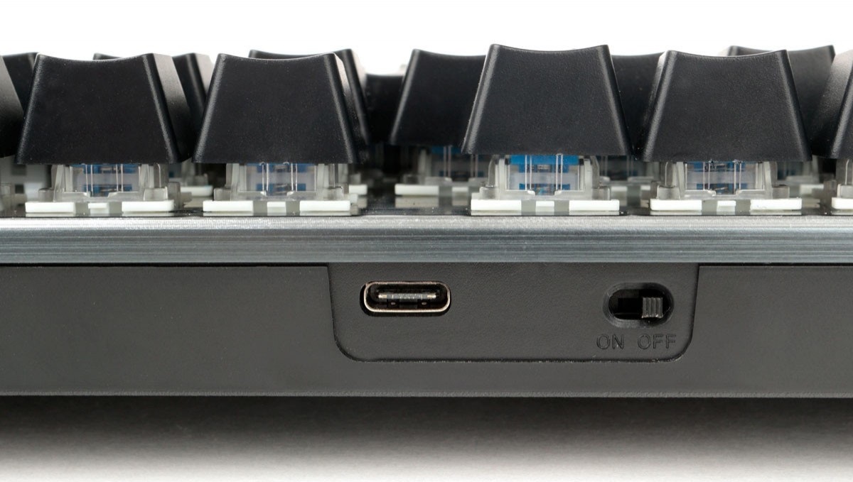 Клавиатура беспроводная Gembird CHASER COMPACTKBW-G540L (Bluetooth 5.0 / 2.4GHz / USB, аккумулятор 3300mAh, механическая, BLUE Switch, подсветка, игровая, black-grey)