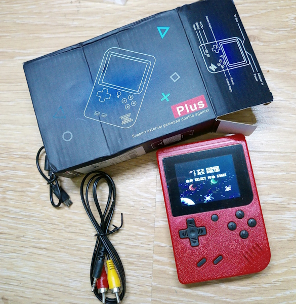 Портативная игровая приставка Plus с эмуляцией NES (Dendy) (цветной дисплей, 400 игр, возможность подключения к ТВ по кабелю RCA, аккумулятор, red)