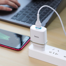 Адаптер питания hoco C12Q Smart (220V - USB, 3А, 18W, быстрая зарядка, QC3.0, white)